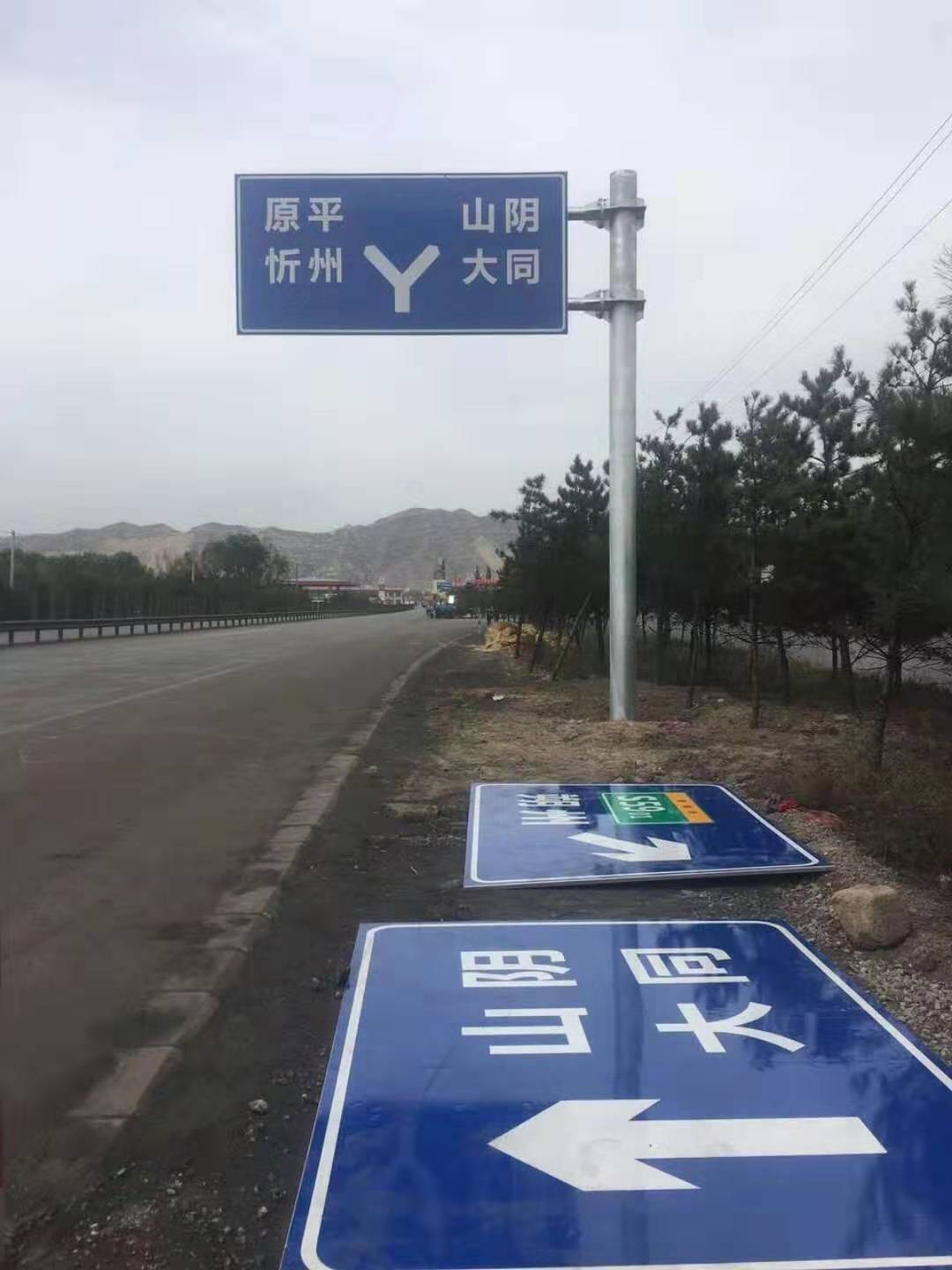 道路标志杆(图1)